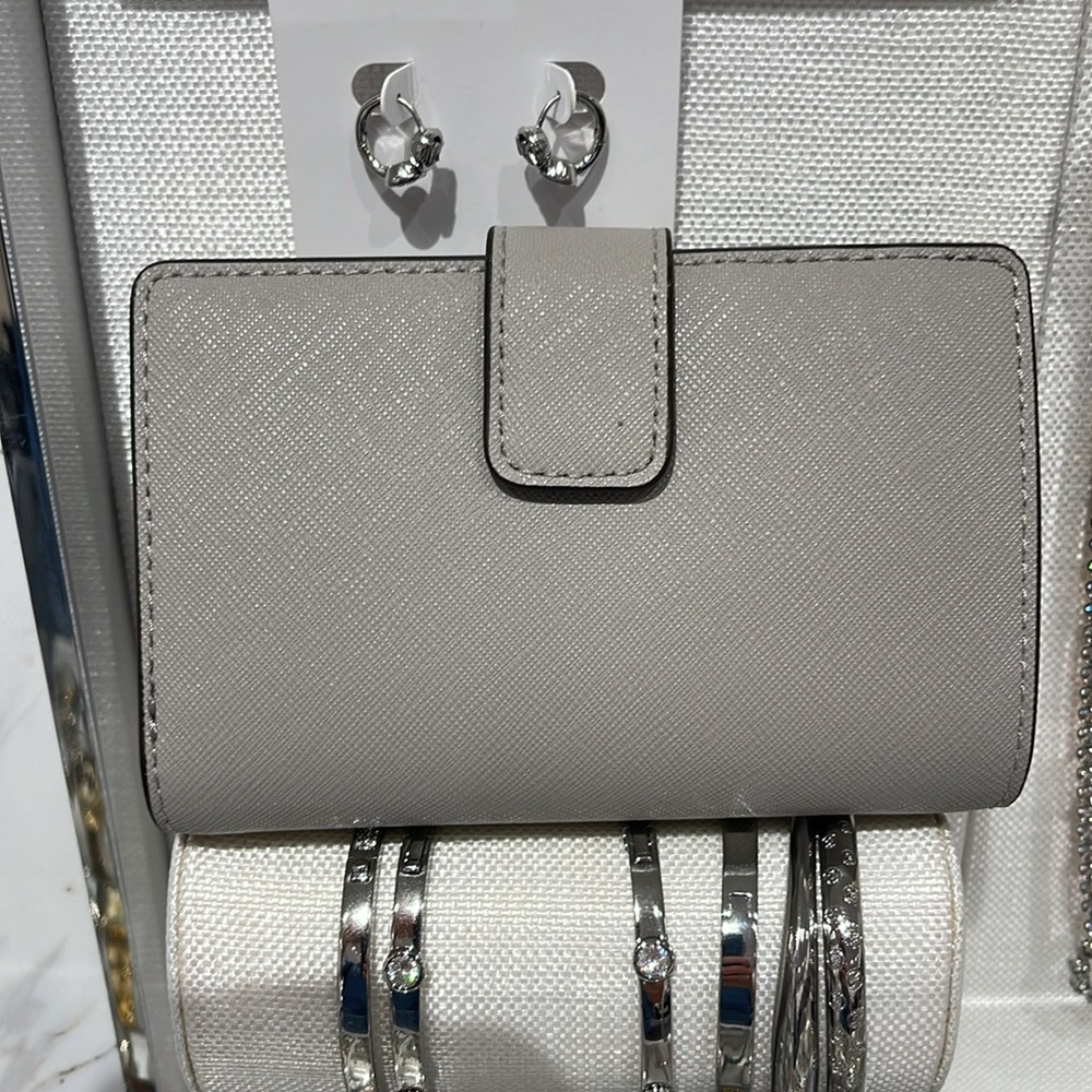 MICHAEL KORS Medium Saffiano Leather Bifold Zip CN Wallet
PEARL GREY
NWT - Picture 13 of 16